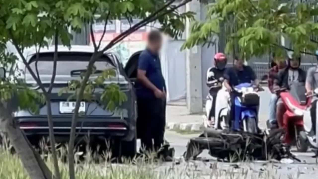 Полицейский едет против потока и смертельно травмирует женщину в Ратчабури